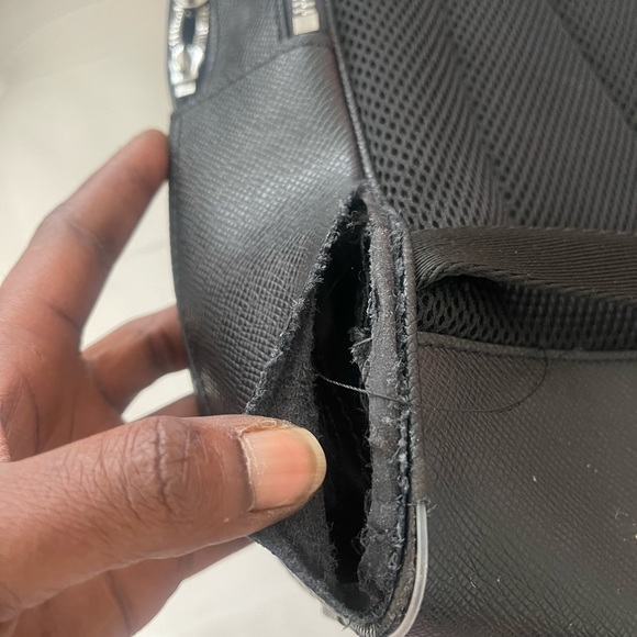 Authentic Louis Vuitton black Taiga Adrian Backpack - Picture 5 of 16